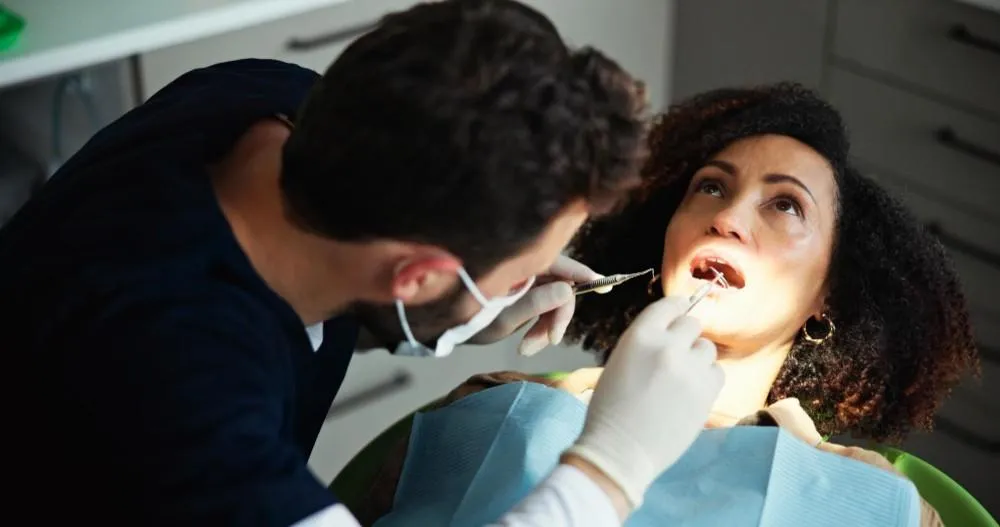 How Magnum Dental Clinic dentists diagnose halitosis in Dubai